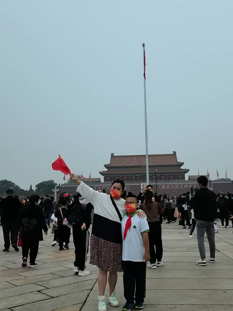 同升一面旗｜十一假期，游客们观看升旗后欢呼：“祝福祖国越来越好”