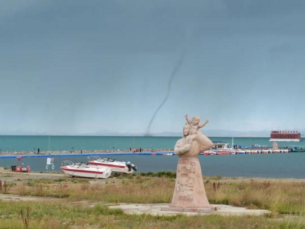 今早，青海湖惊现“龙吸水”